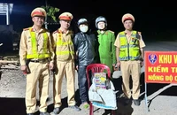 Nam thanh niên vi phạm nồng độ cồn, lại bị phát hiện chở pháo lậu