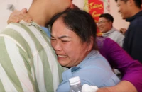 Phạm nhân Trại giam Xuyên Mộc nhận quà bất ngờ, đẫm nước mắt hạnh phúc
