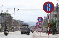 Vụ 23 biển báo cấm đậu xe ngày chẵn trên 1km đường: Không tháo bớt biển báo 