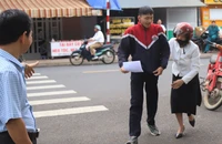 Cô giáo và chuyến xe nghĩa tình đón học trò kịp giờ thi tốt nghiệp