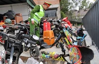 Thu giữ hàng chục xe điện kinh doanh trái phép tại Quảng trường Lâm Viên