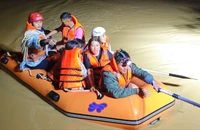 Lâm Đồng: Công an trắng đêm cứu dân bị cô lập trong lũ dữ 