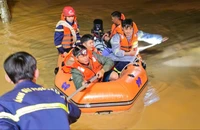 Xuyên đêm, Cảnh sát PCCC dùng xuồng đưa hàng trăm người dân ra khỏi vùng ngập ở tỉnh Lâm Đồng