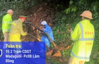 CSGT phối hợp khắc phục điểm sạt lở trên đèo Bảo Lộc