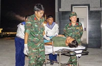 Trung tâm y tế thị trấn Trường Sa cấp cứu ngư dân bị nạn trên biển