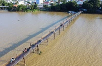 Nơm nớp nỗi lo khi đi cầu gỗ Phú Kiểng bắc qua sông Cái, TP Nha Trang 