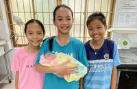 Ba học sinh phát hiện 1 bé gái sơ sinh ngoài ruộng