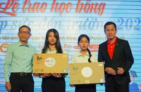 Báo Tuổi Trẻ trao học bổng tiếp sức đến trường cho 50 tân sinh viên nghèo