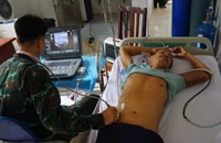 Tàu Hải quân đưa ngư dân bị viêm tụy cấp vào bờ điều trị
