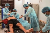 Quân y đảo Sinh Tồn cấp cứu ngư dân bị máy nghiền đá cuốn vào tay