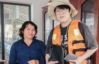 Chủ tịch Khánh Hòa tặng Bằng khen 3 nhân viên bến tàu trả tài sản cho du khách
