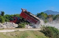 Dân lo ngại chất thải từ máy nhiệt điện đổ ra khu dân cư