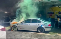 Ô tô BMW bốc cháy trong tiệm rửa xe ở Nha Trang
