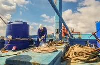 Hải quân tặng cờ Tổ quốc, áo phao... sau khi giúp sửa chữa tàu cá Bình Thuận bị hỏng trên biển