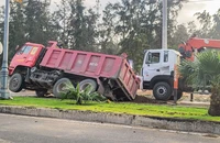 Xe tải sụp hố 'tử thần' trên đường trung tâm TP Tuy Hòa