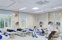 Hàng chục người nhập viện sau khi ăn cơm gà