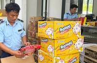 Phát hiện số lượng lớn bánh kẹo do nước ngoài sản xuất nghi hàng lậu