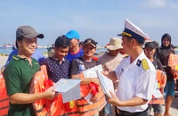 Khánh Hòa: Hàng trăm ngư dân được tuyên truyền chống khai thác IUU ngay trên biển