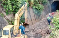 Hầm đường sắt qua đèo Cả sạt lở, hàng trăm hành khách phải trung chuyển bằng ô tô