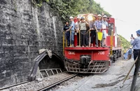Hình ảnh chuyến tàu đầu tiên đi xuyên hầm đường sắt qua đèo Cả sau gần 10 ngày chia cắt