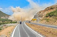 Bụi từ khai thác đá phủ kín cao tốc Nha Trang - Cam Lâm