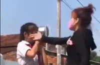 Bị phát hiện bán thuốc lá điện tử ở trường, nữ sinh gọi phụ huynh tới đánh bạn 