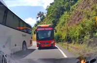Tài xế hãng Phương Trang bị phạt 5 triệu vì vượt ẩu trên đèo Khánh Lê