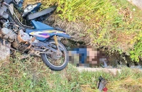 Thi thể nam thanh niên dưới mương nước bên cạnh chiếc xe máy