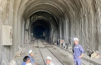 Hầm đường sắt Chí Thạnh tiếp tục sạt lở, trung chuyển hàng ngàn hành khách