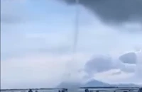 Vòi rồng cao hơn 1.000 m đánh lật nhiều ghe, xuồng trên vùng biển Khánh Hòa