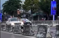Người nước ngoài chặn ô tô, đánh người đi đường ở Nha Trang