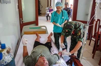 Quân y ở Trường Sa cứu ngư dân bị tai nạn dập nát, đứt lìa 4 ngón tay 