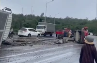 Ô tô tông liên hoàn, hàng trăm thùng sữa văng tung tóe trên Quốc lộ 1
