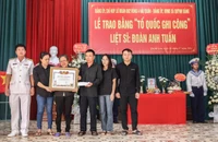 Trao bằng Tổ quốc ghi công cho 3 liệt sĩ hy sinh ở quần đảo Trường Sa