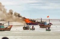Tàu cá bốc cháy dữ dội khi neo đậu ở biển Đại Lãnh