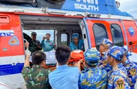 Trực thăng ra đảo Trường Sa đưa ngư dân bị nạn vào đất liền chữa trị