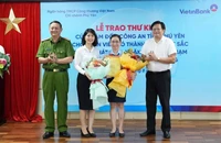 Nữ giao dịch viên giúp người phụ nữ tránh bị lừa 100 triệu