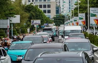 Ô tô nhích từng mét trên đường ven biển Nha Trang 