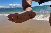 Dầu vón cục tràn vào bờ biển Nha Trang, dính vào người tắm biển