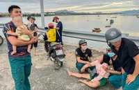 1 phụ nữ ôm con nhỏ định nhảy cầu tự tử 