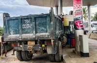Xe tải đâm vào ca bin trạm thu phí, 1 người bị thương