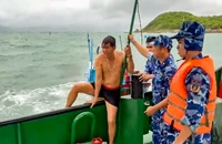 Cảnh sát biển cứu 3 người bị sóng lớn đánh lật xuồng