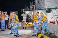Quân y Trường Sa cấp cứu thuyền viên bị nạn trên biển