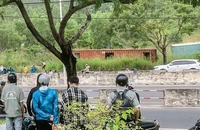 Thi thể người đàn ông trong thùng container nằm ven đại lộ