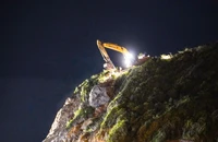 Nổ mìn phá khối đá 50 tấn lơ lửng trên cung đường đi sân bay Cam Ranh