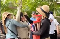 Yêu cầu xử lý nghiêm vụ người bán hàng rong xô xát du khách ở Nha Trang