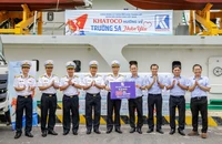 Khatoco trao tặng 20 tấn thịt đà điểu cho quân, dân đảo Trường Sa