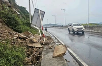 Sạt lở đường từ Nha Trang đi sân bay Cam Ranh