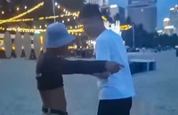 Nhóm người đòi 'thu phí' du khách đi dạo dọc bờ biển Nha Trang