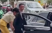 Người đàn ông đi Mercedes rút kiếm đòi chém công nhân môi trường